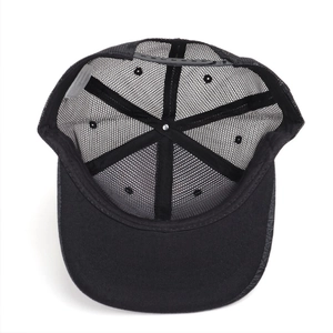 Dettaglio del cappello trucker nero con rete traspirante e chiusura regolabile in plastica