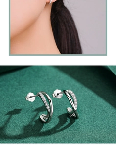 Gros plan des boucles d'oreilles doubles cercles en argent S925 avec zircons