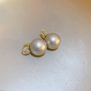 Boucles d'oreilles créoles perles baroques avec monture dorée sertie de zircons chic