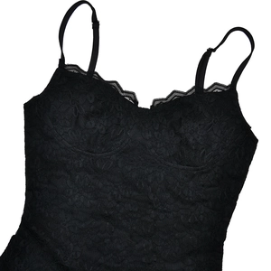Détail de la robe noire dos nu en dentelle avec broderie florale et bonnets à armatures