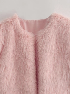Detailopname van roze imitatiebontjas met zachte pluche textuur en fijne afwerking