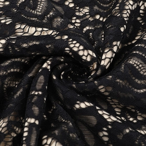 Detailaufnahme von elegantem schwarzem Spitzenstoff mit feinen hohlen Blumenmustern