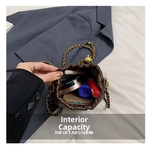 Details der braunen Leder-Kordelzugtasche mit Innenraum für Handy und Kosmetik