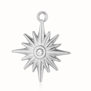 Detailansicht eines silbernen Sternanhängers mit Kristallzentrum aus Edelstahl-Schmuck