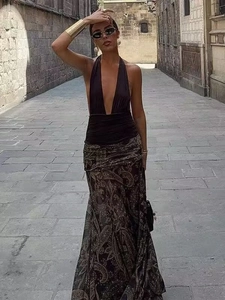 Détail d'une jupe ajustée à taille haute avec imprimé paisley et design dos nu à décolleté en V