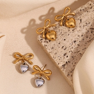 Boucles d'oreilles nœud et cœur plaquées or 18 carats en finitions or et argent