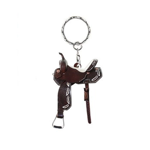 Détail du porte-clés selle de western avec texture en cuir marron et chaîne argentée