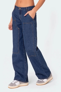 Gros plan sur le jean cargo bleu foncé à jambes larges avec grandes poches et surpiqûres