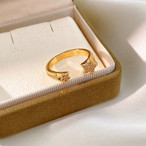 Macro d'une bague étoile plaquée or 18k avec incrustation de zircon sur soie