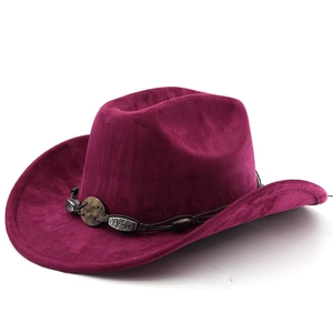 Détail d'un chapeau de cow-boy bordeaux en daim avec bande tressée et ornements en bronze