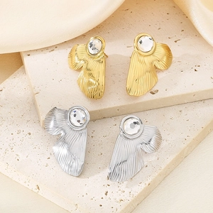 Elegant square cat eye earrings in gold and silver steel on a stone base with silk deco