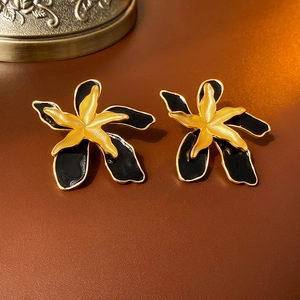 Vintage-Ohrringe Gold mit schwarzen Emaille-Blütenblättern in mattem Design-Finish