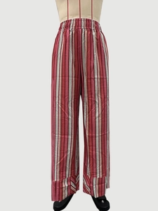 Vue détaillée du tissu à rayures verticales colorées et de la taille élastique du pantalon large
