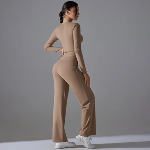 Vue détaillée de dos de l'ensemble de yoga marron avec haut manches longues et pantalon large