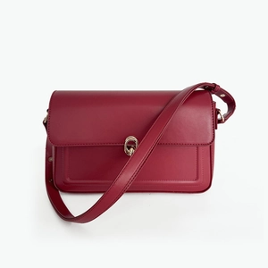 Detail of red vintage bridal handbag featuring premium leather and gold metal buckle