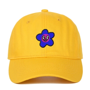 Casquette de baseball jaune gingembre avec broderie smiley fleur bleue au centre