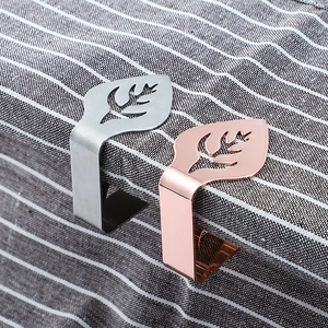 Leaf shaped stainless steel tablecloth clips in silver and rose gold for dining tables