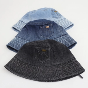 Bobs en denim délavé vintage en trois couleurs avec poche latérale et logo métallique