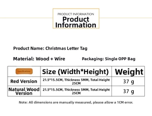 Detail eines hölzernen Weihnachtsschildes mit Merry Christmas Schriftzug und Drahtaufhänger