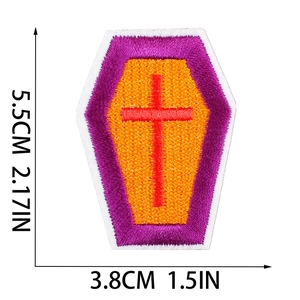 Dettaglio macro della toppa a bara con ricamo arancione e croce rossa, 5,5cm x 3,8cm