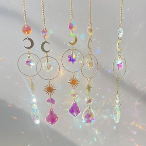Set di acchiappasole in cristallo con luna e sole dorati che creano riflessi arcobaleno