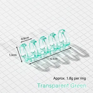 Dettaglio degli anelli di rilegatura a 5 fori in plastica verde trasparente per il fai da te