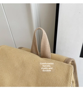 Detalle de las asas tejidas cómodas y resistentes del bolso de lona amarilla