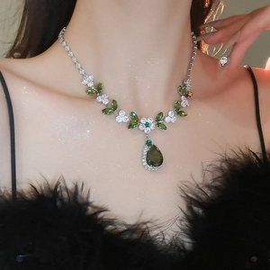 Elegante collana con ciondolo a goccia in zircone verde smeraldo indossata da una modella