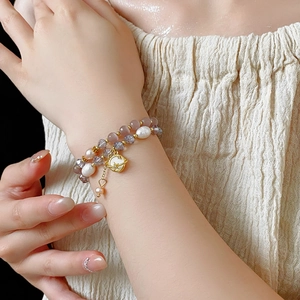Vue détaillée des perles œil de chat lavande et perles sur un bracelet double
