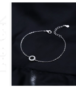 Détail du bracelet en argent S925 avec pendentif moissanite et fermoir mousqueton