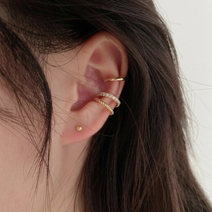 Ensemble de bagues d'oreille dorées avec clou perlé et clips d'oreilles pavés de strass