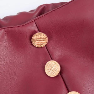 Ensemble haut bustier et pantalon en similicuir bordeaux avec boutons dorés texturés