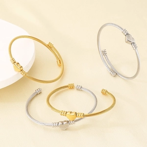 Bracelet en câble d'acier inoxydable avec cœur fini en doré et argenté élégant