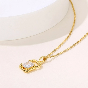 Collier plaqué or 18K avec cadre carré irrégulier et pendentif en zircon blanc