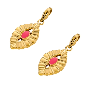 Détail de breloques bohèmes en émail rose avec des fermoirs mousquetons dorés