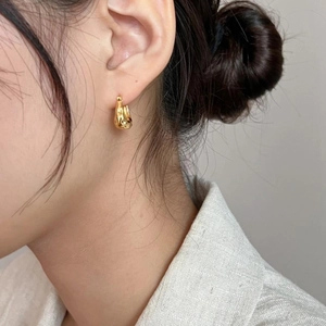 Minimalist gold teardrop stud earrings in 925 sterling silver for women fashion wear