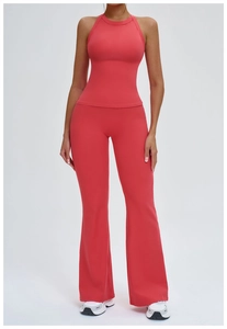Ensemble de yoga rose corail avec débardeur dos nu et pantalon évasé à taille haute