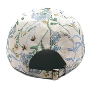 Dettaglio cappellino jacquard etnico a fiori con fibbia in metallo regolabile sul retro