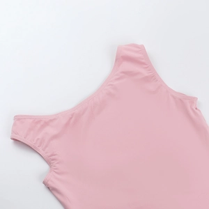 Dettaglio della cucitura della spalla e rifinitura su questo body monospalla rosa