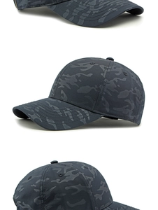 Vista detallada de la gorra de camuflaje gris oscuro con costuras densas y visera curva