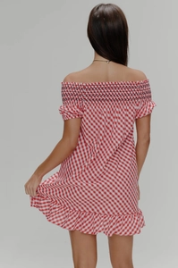 Détail de la robe à carreaux rouges et blancs à épaules dénudées avec dos froncé et volants