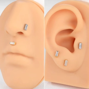 Clous d'oreilles en titane avec zircon rectangulaire, présentés en piercing de nez et d'oreille