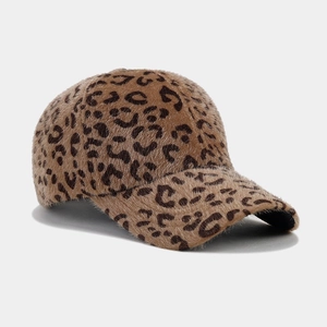 Détail de la texture pelucheuse et du motif léopard sur le bord de la casquette de baseball