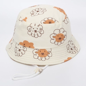 Détail d'un chapeau bob pour enfants avec imprimé lion et cordon réglable