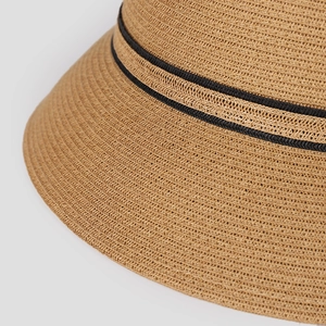 Detalle de un sombrero de paja UV de calidad con elegantes bandas negras paralelas