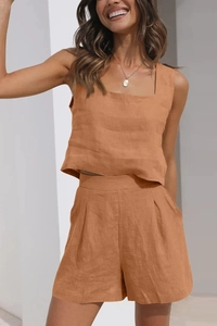 Texture détaillée de l'ensemble deux pièces en lin avec crop top et short plissé