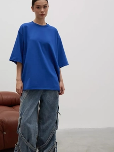 Dettaglio della maglietta vintage in cotone blu lavato con trama di tessuto pesante