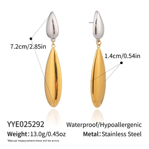 Détail macro de boucles d'oreilles goutte avec dimensions et caractéristiques en acier