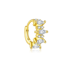 Elegante orecchino huggie dorato con zirconi marquise e tondi su sfondo bianco
