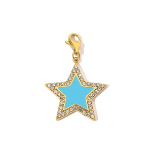 Dettaglio ciondolo a stella dorato con smalto blu e strass bianchi brillanti